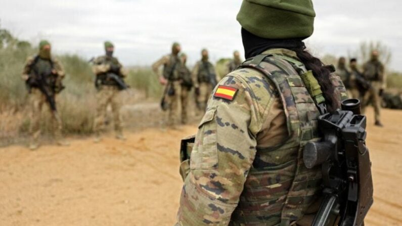 Un instructeur militaire espagnol entraîne un groupe de soldats ukrainiens sur la base de l'armée espagnole à Tolède, le 2 décembre 2022. (THOMAS COEX/AFP via Getty Images)
