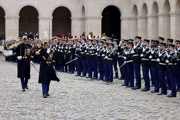 Des militaires français de la gendarmerie nationale assistent à une cérémonie d'adressage des vœux du Nouvel An à la gendarmerie française à l'hôtel des Invalides à Paris, le 16 janvier 2023. (LUDOVIC MARIN/AFP via Getty Images)