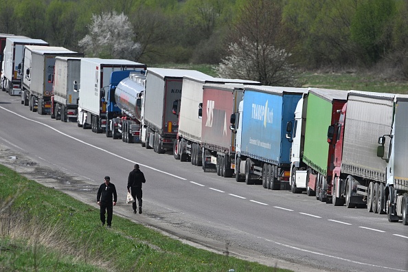 Des camions font la queue au poste de contrôle frontalier de Rava-Ruska à la frontière ukraino-polonaise, le 18 avril 2023. (Photo YURIY DYACHYSHYN/AFP via Getty Images)