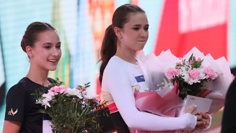 La patineuse artistique russe Kamila Valieva (à dr.) lors d'une épreuve sportive, le 5 juin 2023 à Moscou. (Photo OLESYA KURPYAYEVA/AFP via Getty Images)