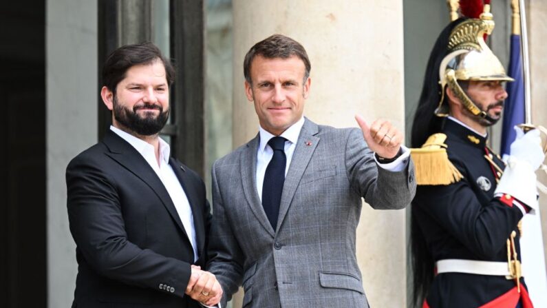 Le président français Emmanuel Macron et le président chilien Gabriel Boric le 21 juillet 2023 à l'Élysée (BERTRAND GUAY/AFP via Getty Images)