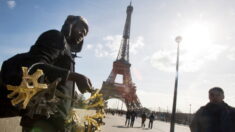 Tour Eiffel: les « vendeurs à la sauvette» font «quasiment partie du paysage », considère l’adjoint au tourisme de Paris
