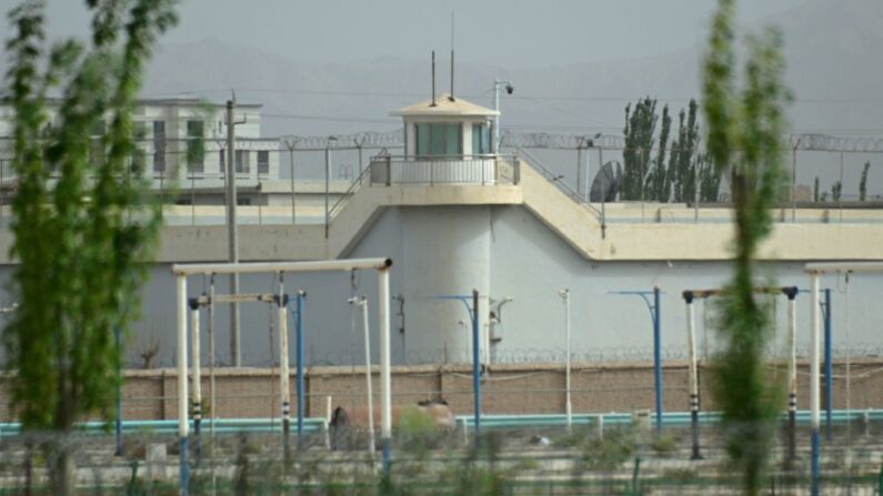  Cette photo prise le 19 juillet 2023 montre une tour de guet d'un centre de détention présumé à Artux, dans la préfecture de Kizilsu, dans la région du Xinjiang, au nord-ouest de la Chine. (PEDRO PARDO/AFP via Getty Images)