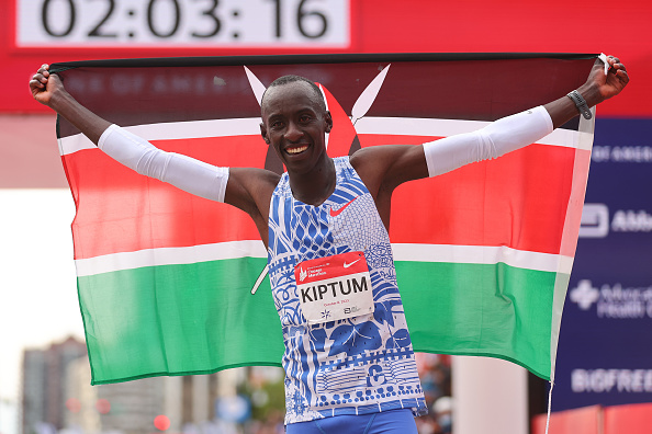 Le Kényan Kelvin Kiptum a établi un record du monde de marathon en 2:00.35 à Grant Park le 08 octobre 2023 à Chicago, Illinois. (Photo Michael Reaves/Getty Images)