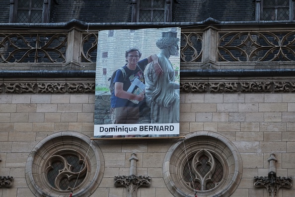 Portrait de l'enseignant français Dominique Bernard affiché sur le mur de la mairie d'Arras, dans le nord de la France.   (FRANCOIS LO PRESTI/AFP via Getty Images)