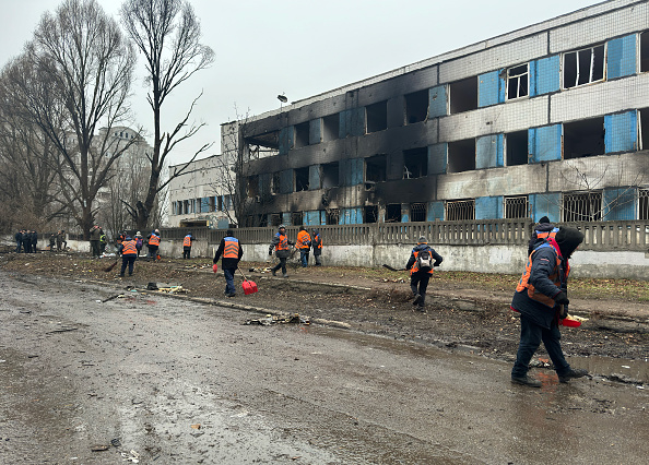 Les débris dans la rue devant une maternité endommagée à la suite d'un tir de roquette dans la ville de Dnipro en Ukraine. (Photo STRINGER/AFP via Getty Images)