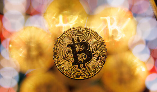 Le bitcoin a passé la barre des 60.000 dollars, s’approchant de son record historique