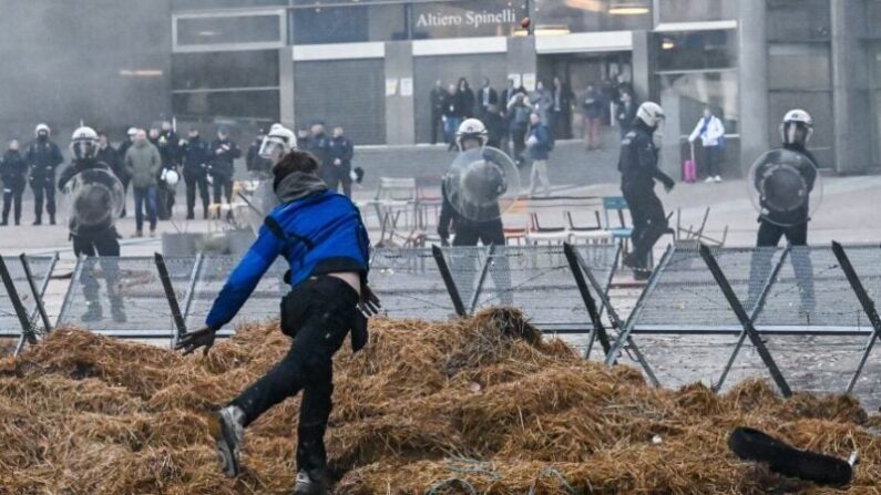 Action de protestation dans le quartier européen de Bruxelles, organisée par plusieurs syndicats agricoles de Belgique, mais aussi d'autres pays européens, le jeudi 1er février 2024. (Dirk Waem/Belga Mag/AFP via Getty Image)