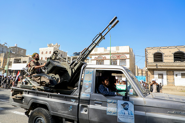 Les terroristes Houthis à Sanaa, le 1er février 2024. (Photo MOHAMMED HUWAIS/AFP via Getty Images)