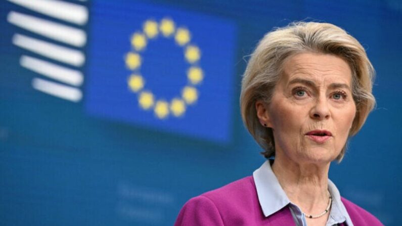 La présidente de la Commission européenne Ursula von der Leyen (CDU) arrive à trouver du positif dans les sanctions contre la Russie. (John Thys/AFP via Getty Images)