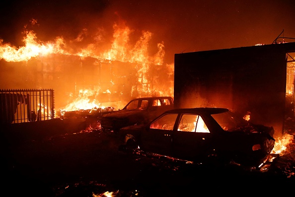 Des voitures et des maisons en feu à Vina del Mar près de Valparaiso, au Chili, le 2 février 2024. (JAVIER TORRES/AFP via Getty Images)