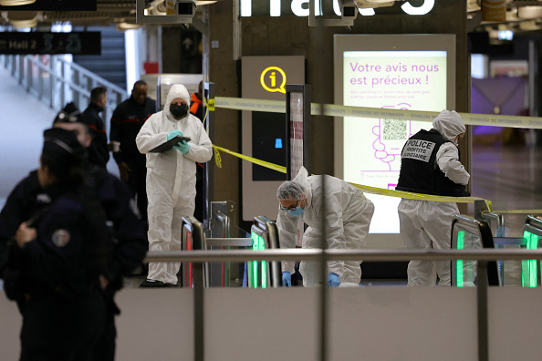 La police scientifique et judiciairerecueille des preuves après une attaque au couteau à la gare de Lyon à Paris, le 3 février 2024. (Photo THOMAS SAMSON/AFP via Getty Images)