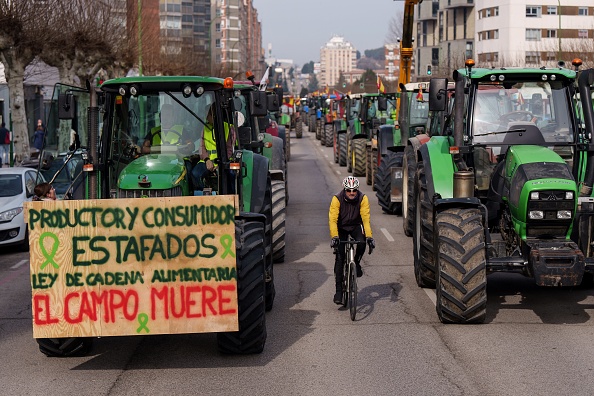 Des agriculteurs espagnols conduisent leur tracteur lors d'une manifestation en faveur de conditions équitables pour le secteur agricole, à Burgos, dans le nord de l'Espagne, le 6 février 2024. (Photo CESAR MANSO/AFP via Getty Images)