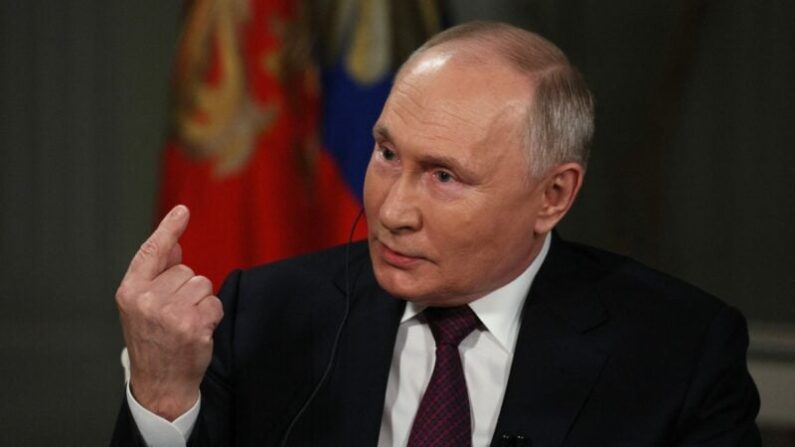 Le président russe Vladimir Poutine répond aux questions de Tucker Carlson au Kremlin le 6 février 2024. (Gavril Grigorov/POOL/AFP via Getty Images)
