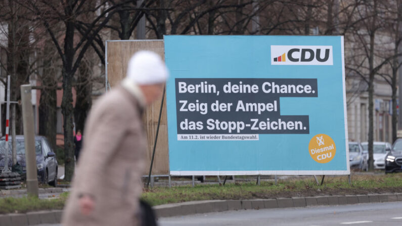 Panneau d'affichage de la campagne électorale du parti d'opposition, l'Union chrétienne-démocrate (CDU) le 06 février 2024 à Berlin. "Berlin ta seule chance : dire stop à l’Ampel" (Sean Gallup/Getty Images)