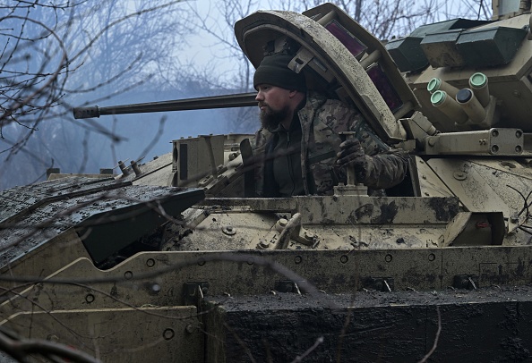 Un soldat ukrainien de la 47e brigade mécanisée se prépare au combat avec un véhicule de combat Bradley, non loin d'Avdiïvka. (Photo GENYA SAVILOV/AFP via Getty Images)