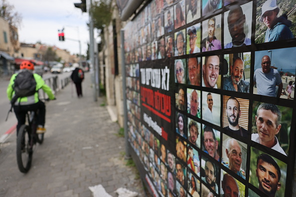 Des photos des otages détenus à Gaza par le Hamas, dans le centre de Jérusalem, le 12 février 2024. (Photo AHMAD GHARABLI/AFP via Getty Images)