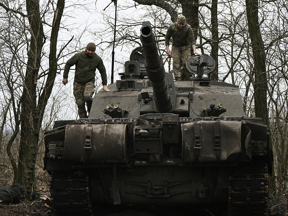 Les soldats ukrainiens se préparent au combat avec un char Challenger 2 près de la ligne de front dans la région de Zaporizhzhia, le 12 février 2024. (Photo GENYA SAVILOV/AFP via Getty Images)