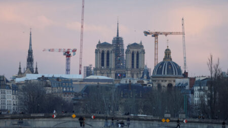 Notre-Dame de Paris: le démontage de l’échafaudage de la flèche a commencé