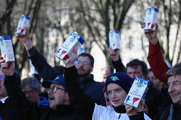 Une manifestation contre la politique agricole sur l'esplanade des Invalides à Paris, le 13 février 2024. (Photo EMMANUEL DUNAND/AFP via Getty Images)