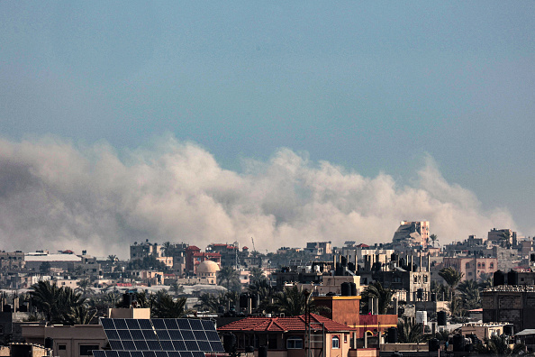 Cette photo prise à Rafah montre des volutes de fumée après des bombardements israéliens sur Khan Yunis, le 13 février 2024. (Photo SAID KHATIB/AFP via Getty Images)