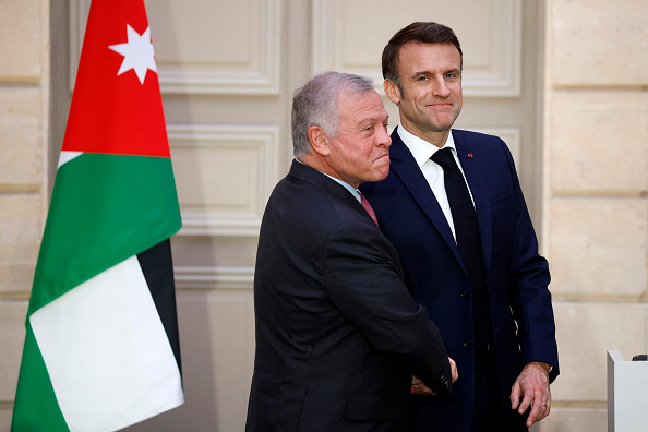 Le Président Emmanuel Macron favorable à la « la reconnaissance d'un État palestinien», avec le roi Abdallah II de Jordanie au palais de l'Élysée à Paris, le 16 février 2024. (Photo YOAN VALAT/POOL/AFP via Getty Images)