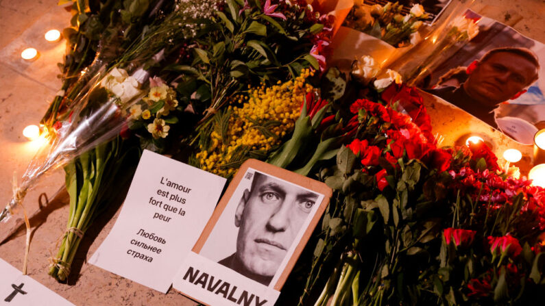 Un hommage est rendu à Alexeï Navalny, au Trocadéro (Paris), le 17 février 2024. (Photo GEOFFROY VAN DER HASSELT/AFP via Getty Images)