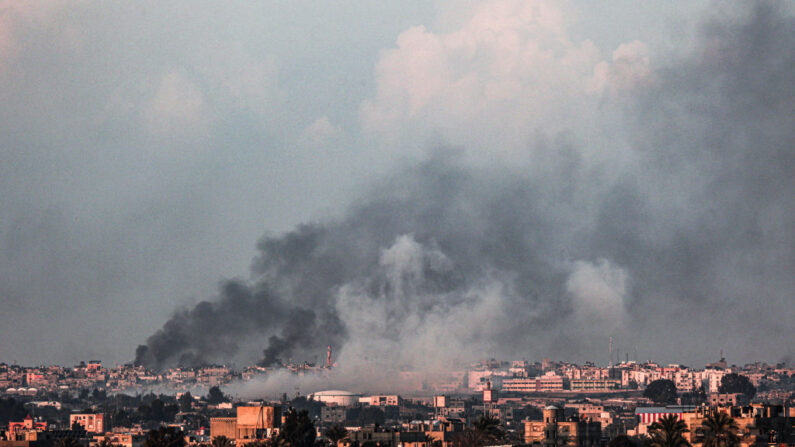 Une photo prise à Rafah montre de la fumée s'élevant au-dessus de Khan Yunis dans le sud de la bande de Gaza lors d'un bombardement israélien le 18 février 2024. (Photo SAID KHATIB/AFP via Getty Images)