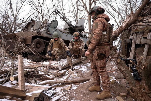 Des artilleurs antiaériens ukrainiens dans la région de Donetsk, au milieu de l'invasion russe de l'Ukraine, le 20 février 2024. (Photo ANATOLII STEPANOV/AFP via Getty Images)