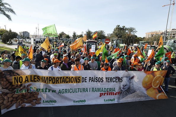 Une manifestation d'agriculteurs visant à dénoncer leurs conditions et la politique agricole européenne, dans le but de bloquer le port de Valence, en Espagne, le 22 février 2024. (Photo JOSE JORDAN/AFP via Getty Images)