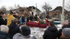 Pâle de douleur, une adolescente ukrainienne enterre sa famille, tuée par un missile russe
