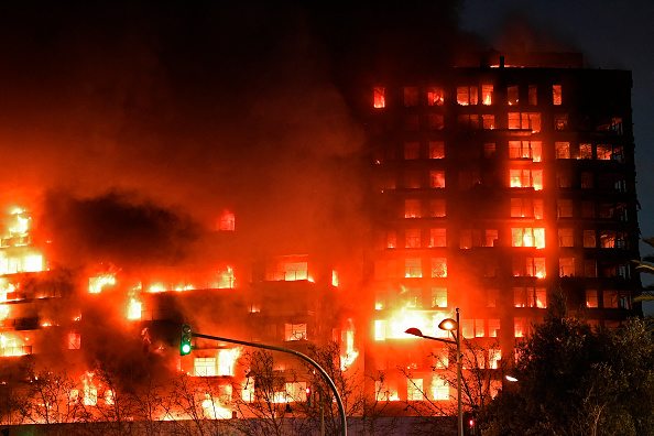 Un gigantesque incendie fait rage dans un immeuble résidentiel de plusieurs étages à Valence le 22 février 2024. (Photo JOSE JORDAN/AFP via Getty Images)