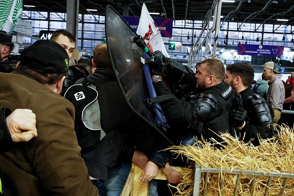 Macron arrivé sous les sifflets au Salon de l’agriculture, des heurts avec les forces de l’ordre à l’intérieur