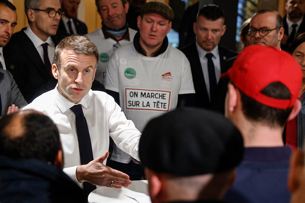 « Je veux bien parler à tout le monde, simplement, tout le monde siffle » : Emmanuel Macron débat avec des agriculteurs au Salon