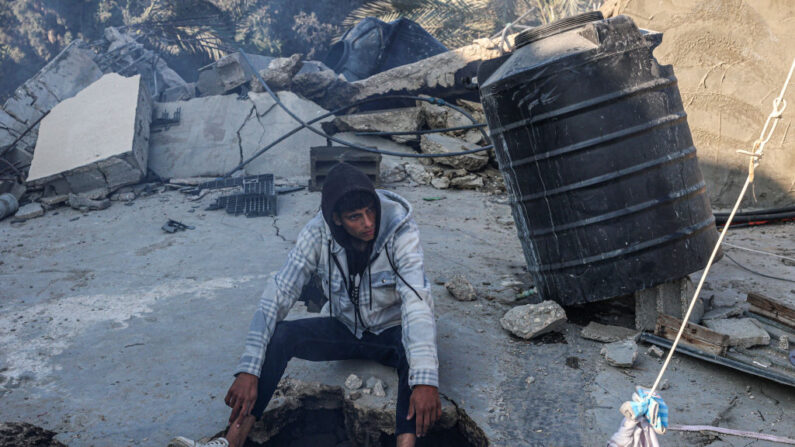 Des Palestiniens fouillent les décombres de leur maison détruite par une frappe aérienne israélienne dans l'est de Khan Yunis, dans le sud de la bande de Gaza, le 26 février 2024. (Photo SAID KHATIB/AFP via Getty Images)