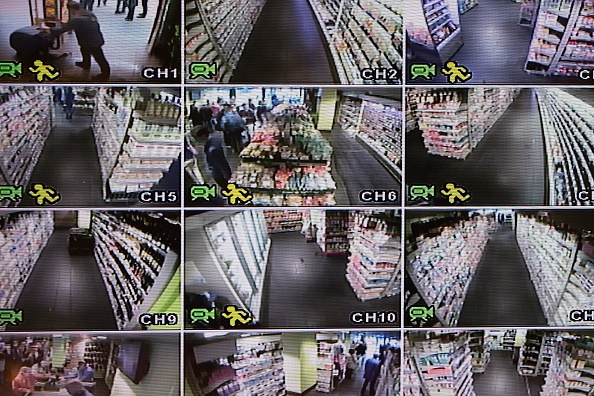 Image d'illustration. Des images de vidéosurveillance dans un magasin Carrefour à Paris. (JOEL SAGET/AFP via Getty Images)