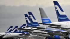 Pourquoi la compagnie aérienne Finnair va-t-elle peser ses passagers avant l’embarquement ?