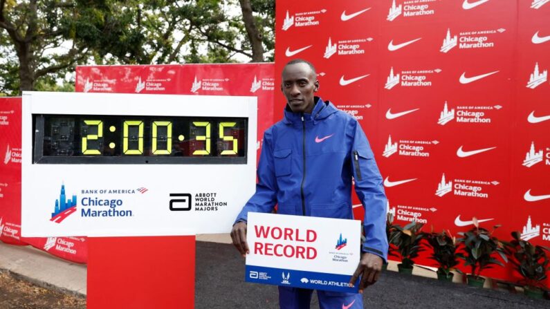 L'athlète kényan Kelvin Kiptum, mort dimanche dans un accident de la route, s'était emparé du record du monde du marathon à Chicago en octobre dernier. (Photo : Michael Reaves/Getty Images) (Photo by KAMIL KRZACZYNSKI/AFP via Getty Images)
