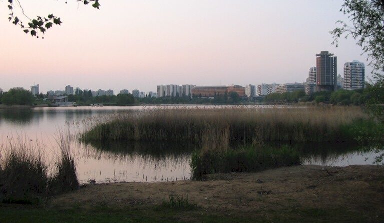 Le lac de Créteil est un lieu de promenade très prisé des personnes âgées. (Clio64, CC 3.0)