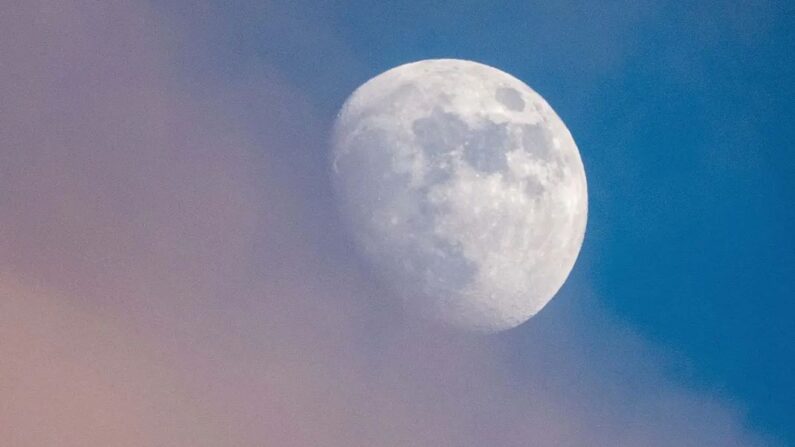 Une lune dite "froide" est observée dans le ciel au coucher du soleil le 26 février 2018, près de Bristol, en Angleterre. (Matt Cardy/Getty Images)