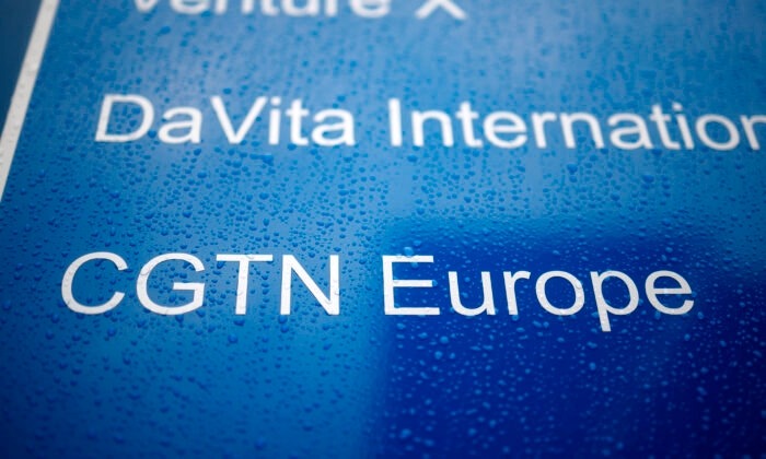 Le logo de CGTN Europe sur un panneau à l'extérieur d'un immeuble qui abrite les bureaux du China Global Television Network à Chiswick Park, dans l'ouest de Londres, le 4 février 2021. (Tolga Akmen/AFP via Getty Images)