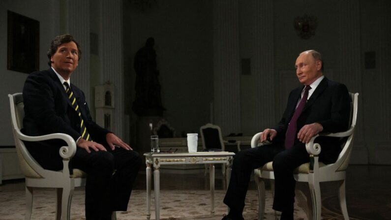 Dans cette photo de presse distribuée par l'agence d'État russe Sputnik, le président russe Vladimir Poutine accorde une interview à l'animateur américain Tucker Carlson au Kremlin, à Moscou, le 6 février 2024. (GAVRIIL GRIGOROV/POOL/AFP via Getty Images)
