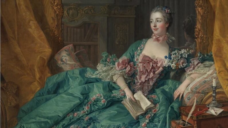 Madame de Pompadour portant une robe de taffetas de soie verte garnie de guirlandes de roses. Détail de son portrait de 1756 par François Boucher. (Domaine public)
