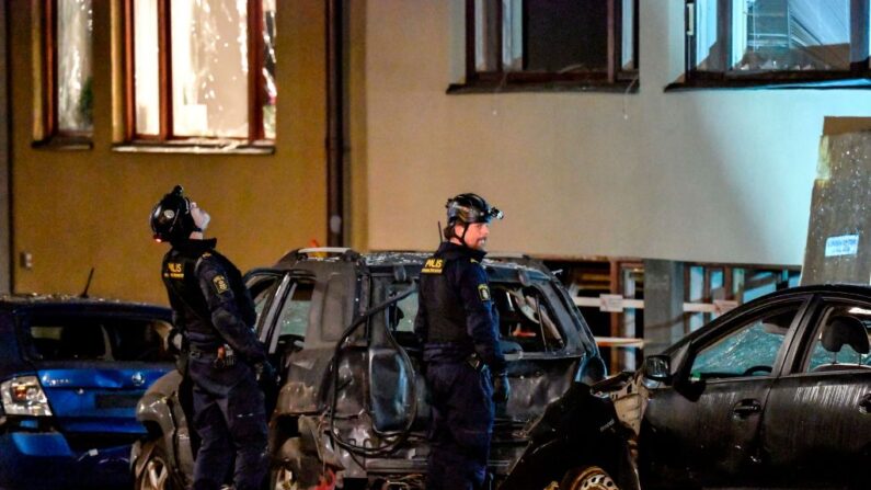 La police travaille sur le site où une explosion a endommagé un immeuble résidentiel dans le centre de Stockholm le 13 janvier 2020. (ANDERS WIKLUND/TT News Agency/AFP via Getty Images)