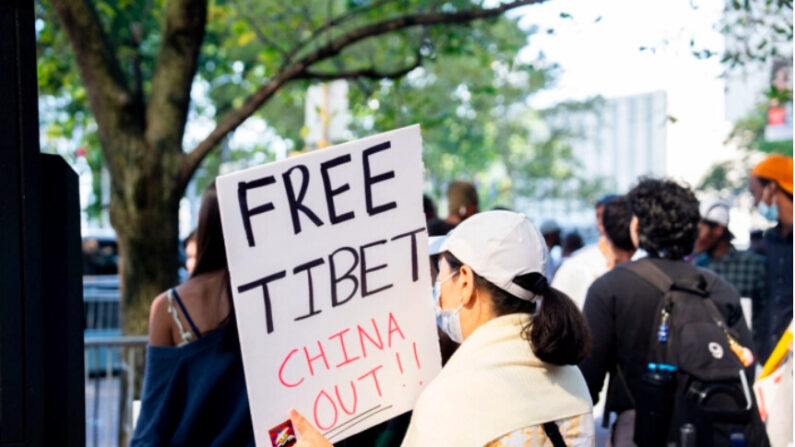 Des Tibétains manifestent à côté du siège de l'ONU à New York, le 20 septembre 2023. (Chung I Ho/Epoch Times)


