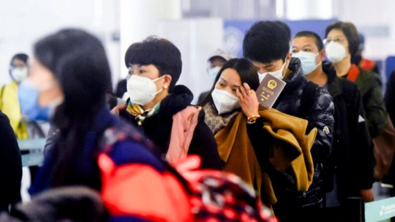 
Des passagers font la queue pour passer la douane après leur arrivée à l'aéroport international de Hangzhou Xiaoshan, dans la province chinoise du Zhejiang (est), le 8 janvier 2023. (STR/AFP via Getty Images)