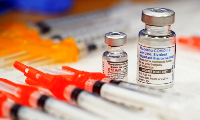 Vaccins bivalents Pfizer et Moderna contre le COVID-19 dans une clinique de Richmond, en Virginie, dans une image d'archive du 17 novembre 2022. (Steve Helber/Photo AP)