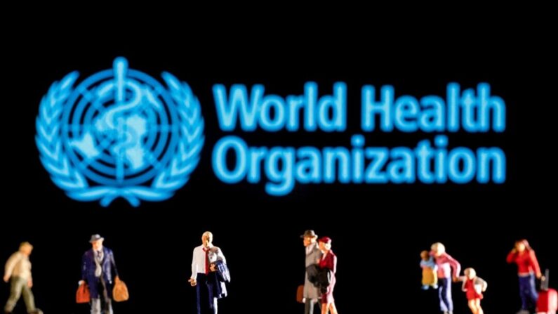 De petites figurines sont visibles devant le logo de l'Organisation mondiale de la santé sur cette illustration prise le 1er février 2017. 11, 2022. (Dado Ruvic/Reuters)