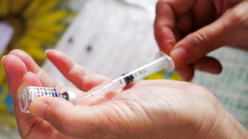 Préparation d' une dose du vaccin Pfizer contre le  Covid-19 dans un centre de santé. (Bay Ismoyo/AFP via Getty Images)