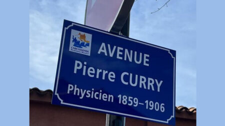 À Carcassonne, les plaques de rue « Pierre Curry » fraîchement installées provoquent l’amusement des internautes